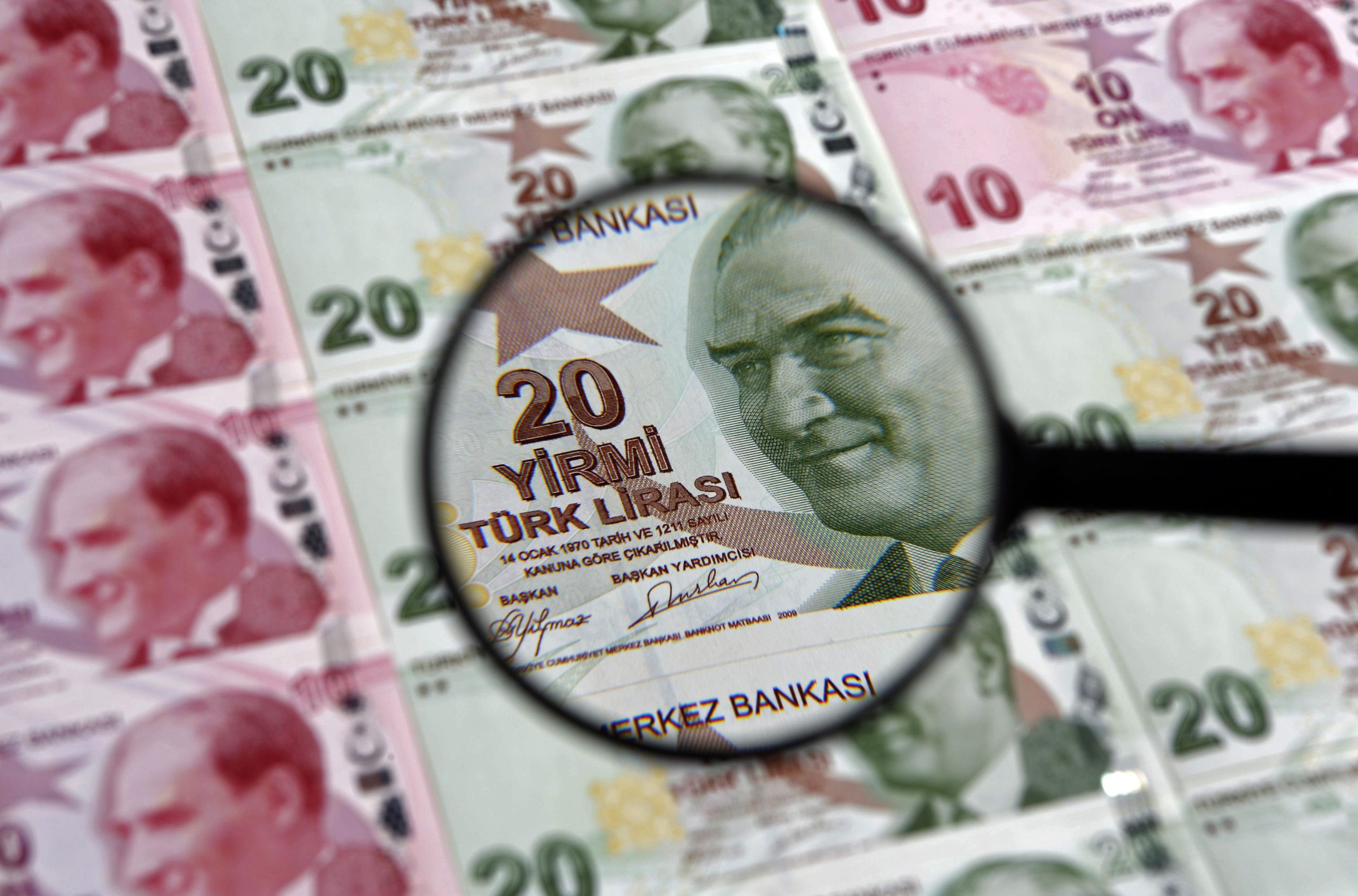 Τουρκία: Η λίρα πέφτει και ο Ερντογάν «ξηλώνει» τον διοικητή της Κεντρικής Τράπεζας