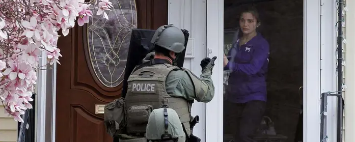 Οι δυνάμεις ασφαλείας στην Πάτρα συνέλαβαν γυναίκα γιατί διασκέδαζε με τους φίλους της στο σπίτι της!