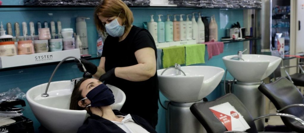 «Πανικός» στα κομμωτήρια: «Το μπούγιο έγινε την Παρασκευή – Μόλις άκουσαν τα μέτρα έτρεξαν όλοι»