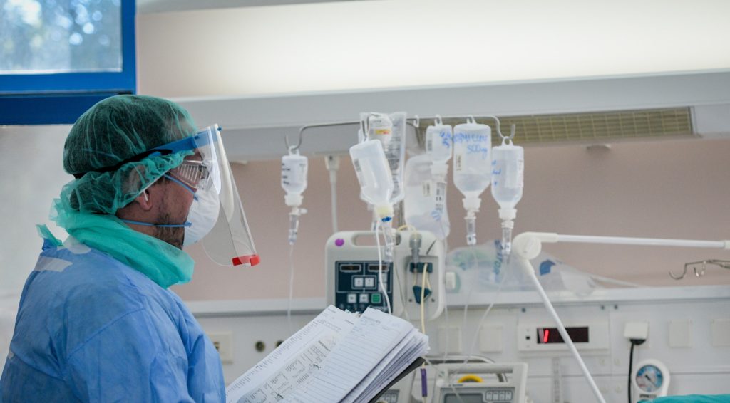 Αφού ξεκίνησε η νέα καραντίνα και αφού πέρασαν μήνες από την πρώτη ο Υπουργείο Υγείας ανακοινώνει προσλήψεις στις ΜΕΘ