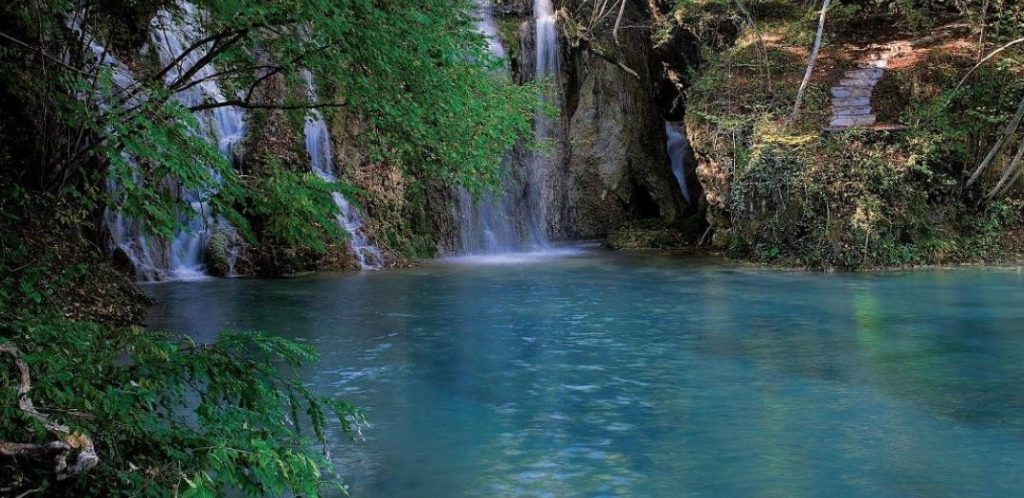 Σκρα: Πού βρίσκεται η κρυφή γαλάζια λίμνη της Ελλάδας (φωτό)