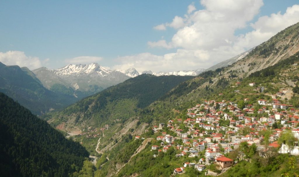 Γαρδίκι: Το ορεινό χωριό των Τρικάλων χτισμένο στην πιο απότομη πλαγιά