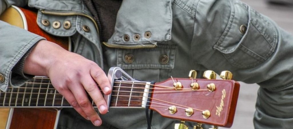 Θεσσαλονίκη: Σειρά προστίμων σε μουσικό του δρόμου – Καταγγελία από τον σύλλογο μουσικών