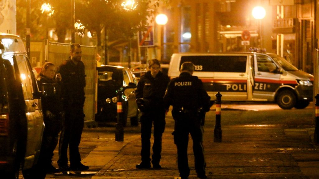 H Aυστρία επιβεβαίωσε ότι ο δράστης της τρομοκρατικής επίθεσης συναντήθηκε με ισλαμιστές