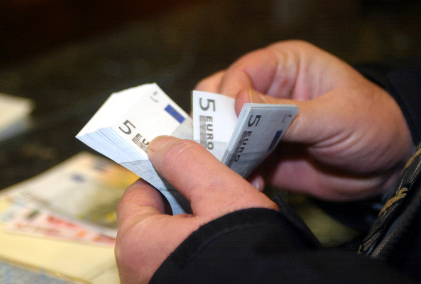 Παιχνίδια της κυβέρνησης με το δώρο των Χριστουγέννων – Τι θα λάβουν όσοι είναι σε αναστολή και ΣΥΝΕΡΓΑΣΙΑ