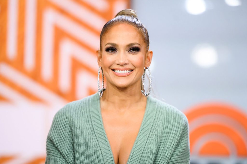 Jennifer Lopez: Ποζάρει με μικροσκοπικό φόρεμα στο καπό ενός αυτοκινήτου και «τρελαίνει» τον ανδρικό πληθυσμό (φωτο)