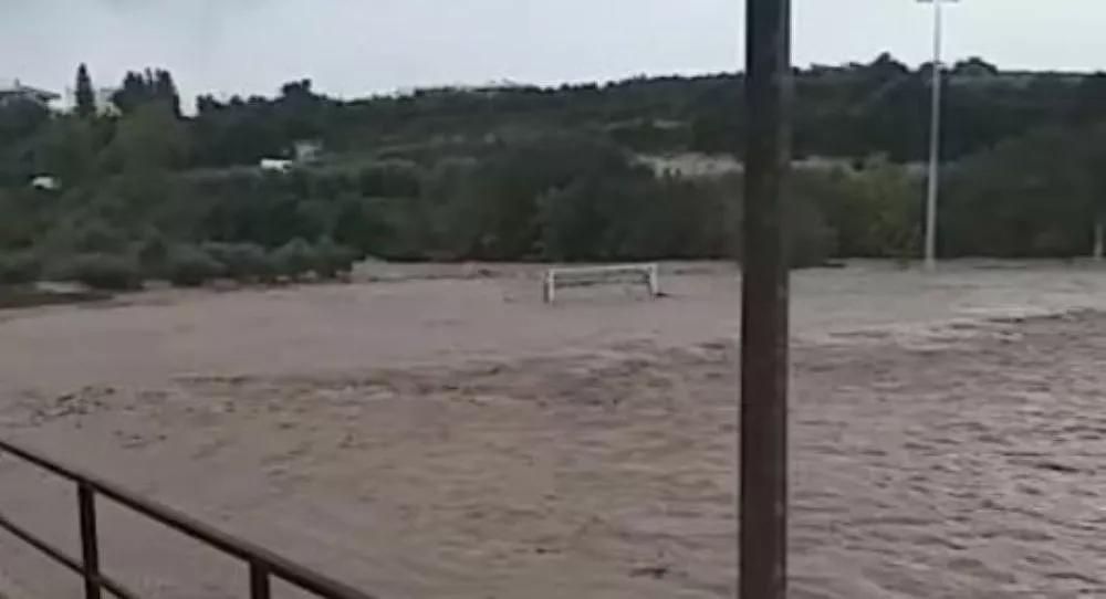 Κρήτη – Ρέθυμνο: Σε λίμνη μετατράπηκε γήπεδο Περάματος από την έντονη κακοκαιρία (βίντεο)