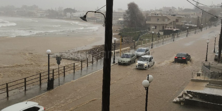 «Βούλιαξε» η Κρήτη – Σε «ποτάμια» μετατράπηκαν οι δρόμοι – Εγκλωβισμένοι & αυτοκίνητα στην θάλασσα (φωτό-βίντεο)