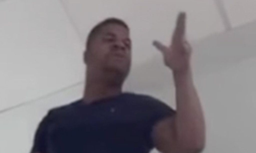 Κακοποιός διέλυσε ένα αστυνομικό τμήμα γιατί δεν του έδιναν το κινητό που του είχαν κατασχέσει (βίντεο)