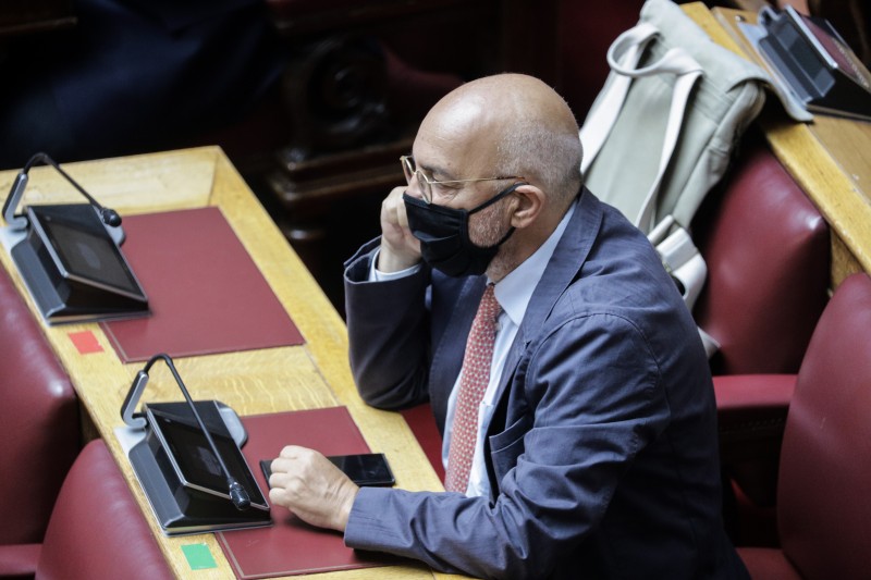 Μπάμπης Παπαδημητρίου: Έπιασε 30 φορές(!) τη μάσκα του κατά τη διάρκεια τηλεοπτικής εκπομπής (φώτο)