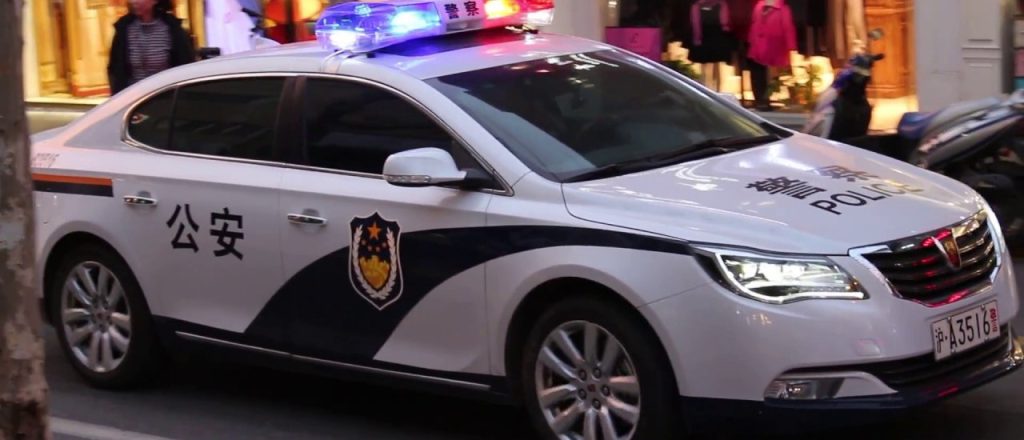Κίνα: Νταλίκα έχασε τον έλεγχο και ισοπέδωσε βαν – Το πόδι του οδηγού κρεμόταν από το όχημα (βίντεο)