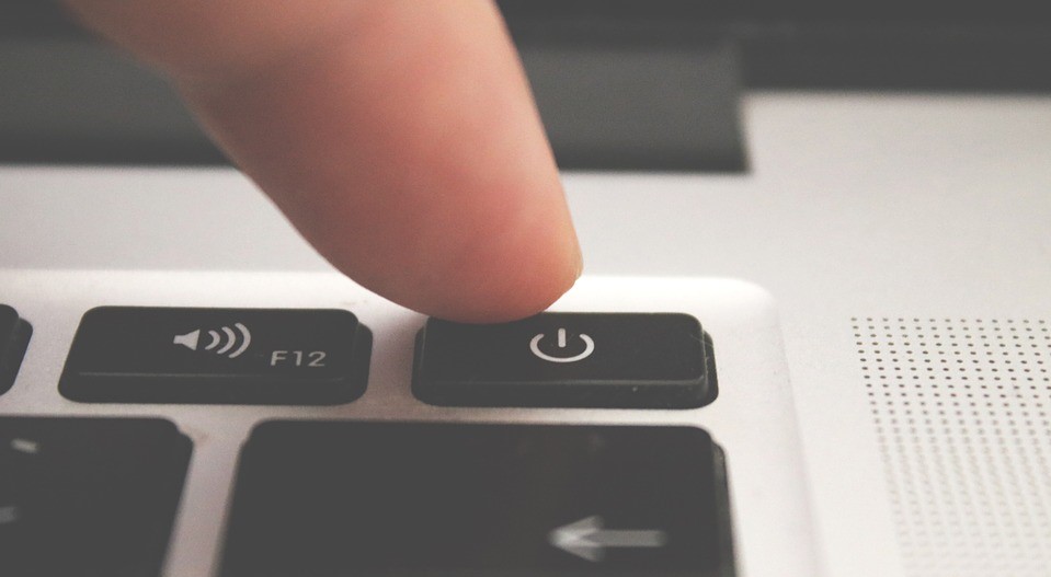 Αυτός είναι ο λόγος που πρέπει να κλείνεις τον υπολογιστή σου κάθε βράδυ (βίντεο)