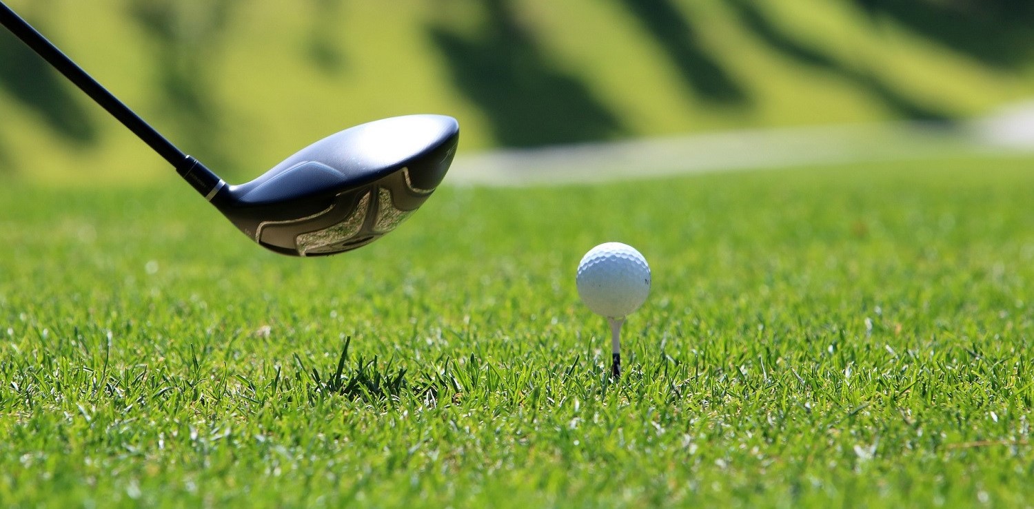 Ισπανία: Γκολφέρ κατάφερε το καλύτερο σουτ στην ιστορία – Το μπαλάκι «κολύμπησε» και μπήκε στην τρύπα (βίντεο)
