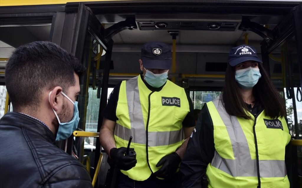 Έκοψαν πρόστιμο σε χήρα που πήγαινε να κλάψει τον άνδρα της στο νεκροταφείο! (βίντεο)