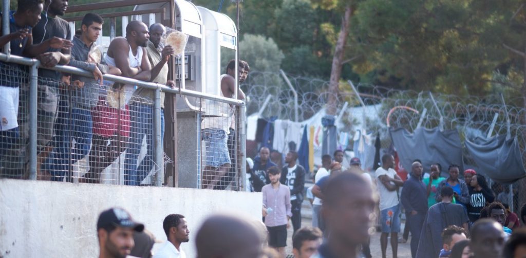 Φωτιά στο εστιατόριο του ΚΥΤ της Σάμου – Συνεχείς εκρήξεις από τις φιάλες υγραερίου (φώτο) (upd)