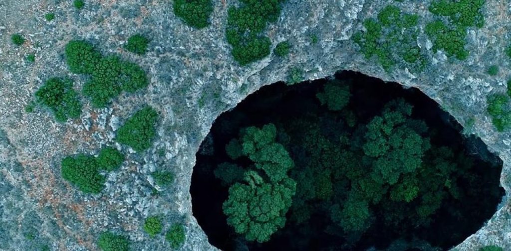 Έρημος Μάνης: Η απόκοσμη «Μαύρη Τρύπα» που κρύβει ένα μικρό δάσος στο εσωτερικό της (βίντεο)