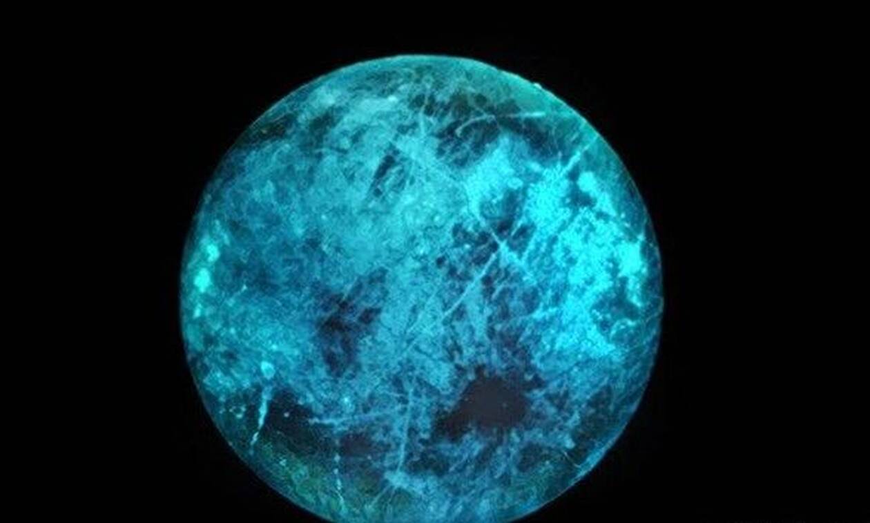 Το παγωμένο φεγγάρι του Δία: Πώς η Ευρώπη μπορεί να λάμπει στο σκοτάδι