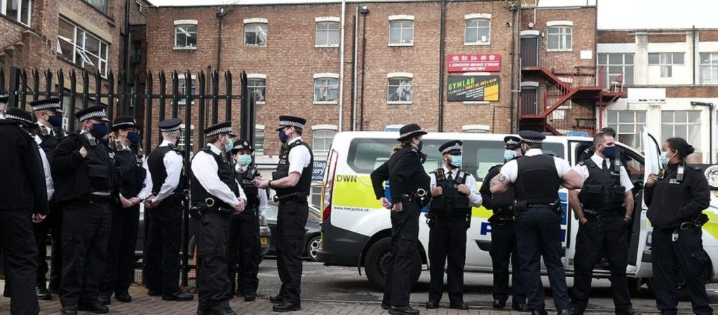 Λονδίνο: Αναστάτωση με αυτοκίνητο που έπεσε σε αστυνομικό τμήμα (βίντεο)