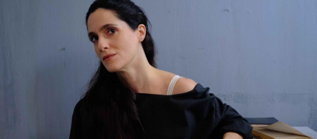 Ε.Σιμάτου: «Δεν μπορούσα να φανταστώ πιο κόντρα ρόλο στις “Άγριες Μέλισσες”»