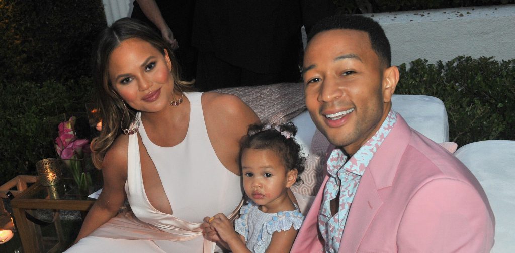 Chrissy Teigen: Πόσταρε την τεφροδόχο του μωρού που έχασε (βίντεο)