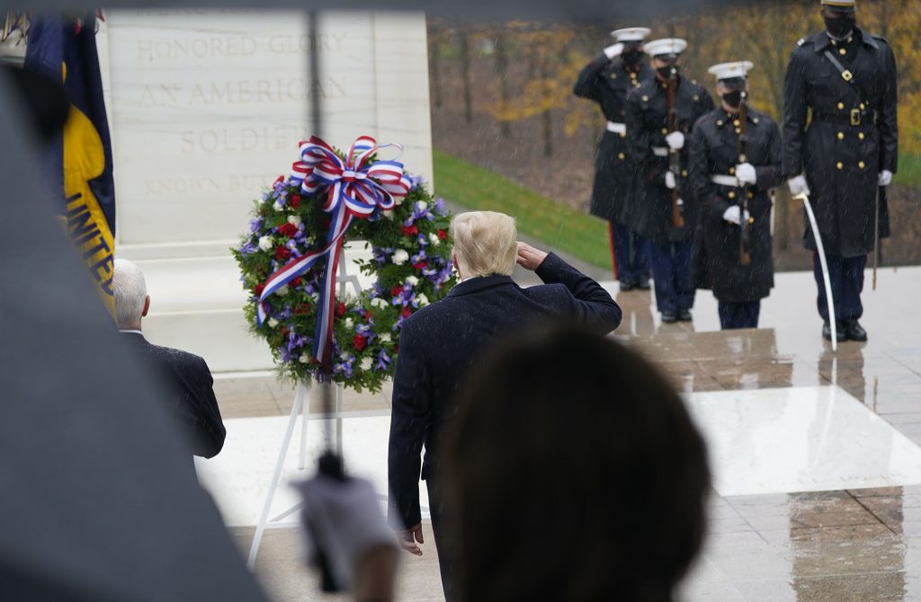 Στο νεκροταφείο Άρλινγκτον για την Ημέρα των Βετεράνων ο Ν.Τραμπ (βίντεο)