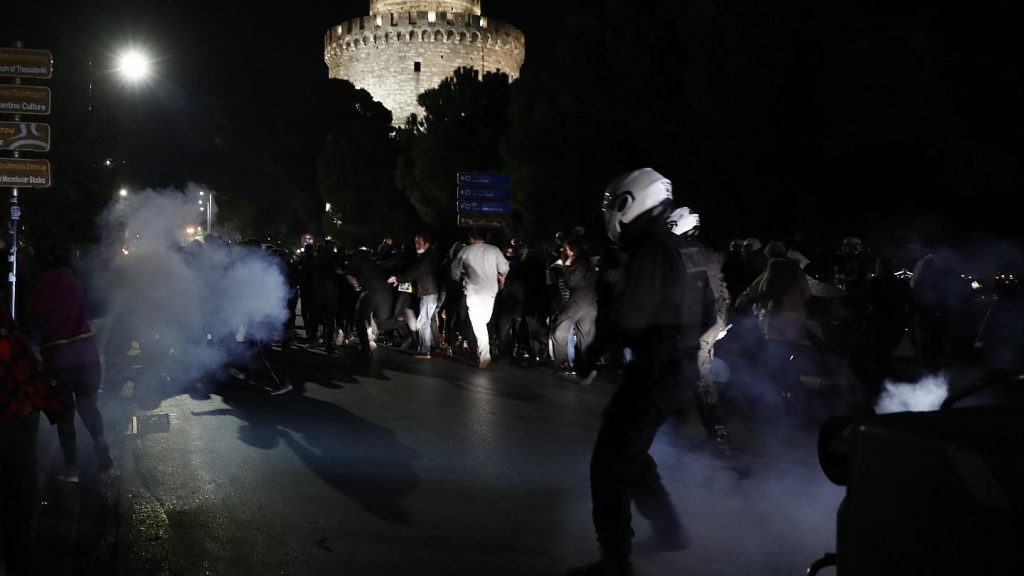 Θεσ/νίκη: Ξεσηκωμός φοιτητών στο ΑΠΘ ενάντια στο lockdown – Αρνούνται να «κλειδωθούν» στις εστίες τους (βίντεο)