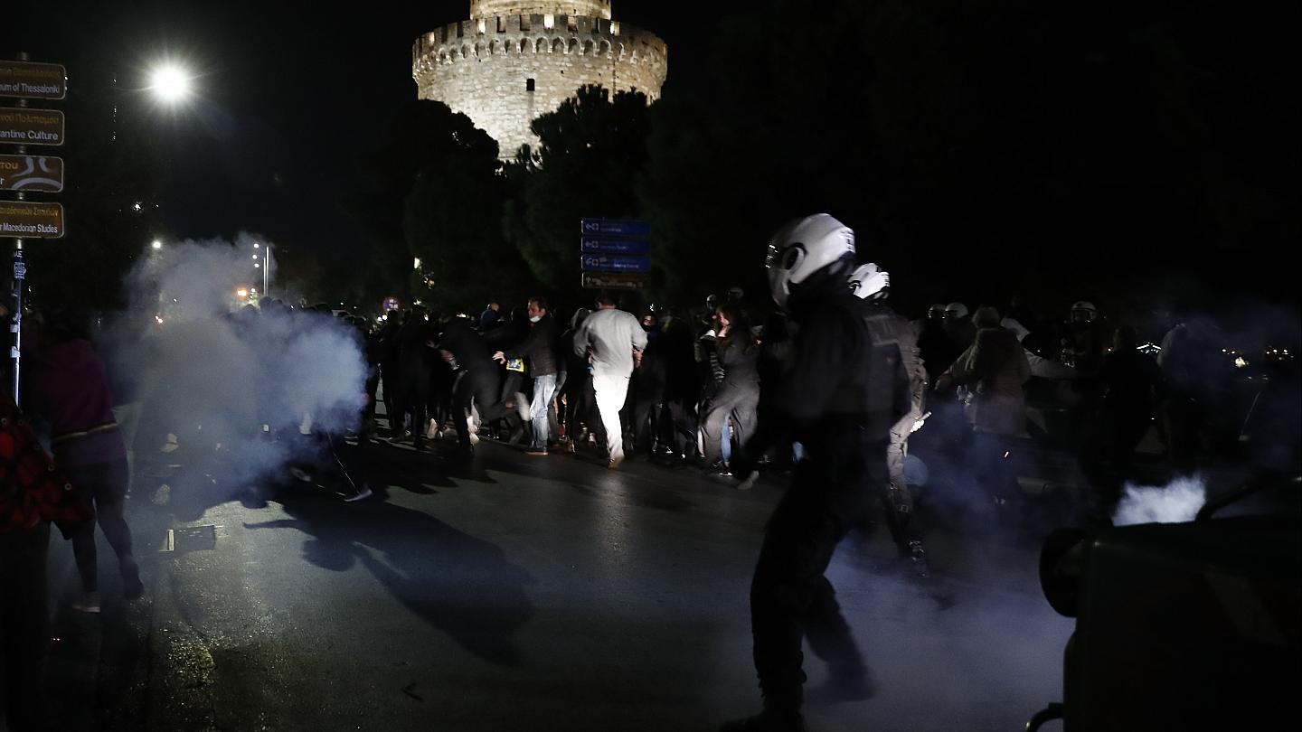 Θεσ/νίκη: Ξεσηκωμός φοιτητών στο ΑΠΘ ενάντια στο lockdown – Αρνούνται να «κλειδωθούν» στις εστίες τους (βίντεο)