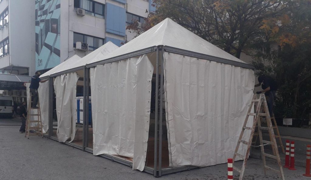 Έστησαν σκηνές έξω από το ΑΧΕΠΑ και το Ιπποκράτειο – Σε τι εξυπηρετούν; (φωτο)