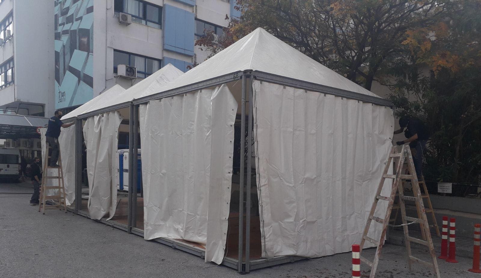 Έστησαν σκηνές έξω από το ΑΧΕΠΑ και το Ιπποκράτειο – Σε τι εξυπηρετούν; (φωτο)