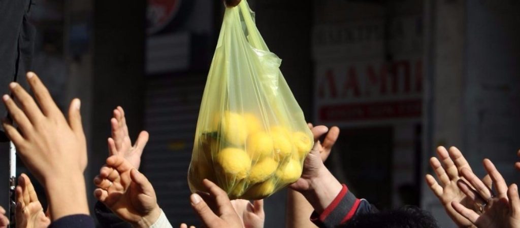 Επέβαλαν πρόστιμο 300 ευρώ σε άπορο & άστεγο που πήγαινε για συσσίτιο επειδή δεν φόραγε μάσκα!