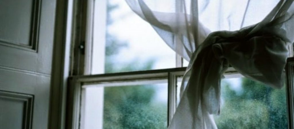 Έτσι θα ανιχνεύσετε τις αρνητικές ενέργειες στο σπίτι σας – Θα χρειαστείτε μόνο ένα ποτήρι νερό!