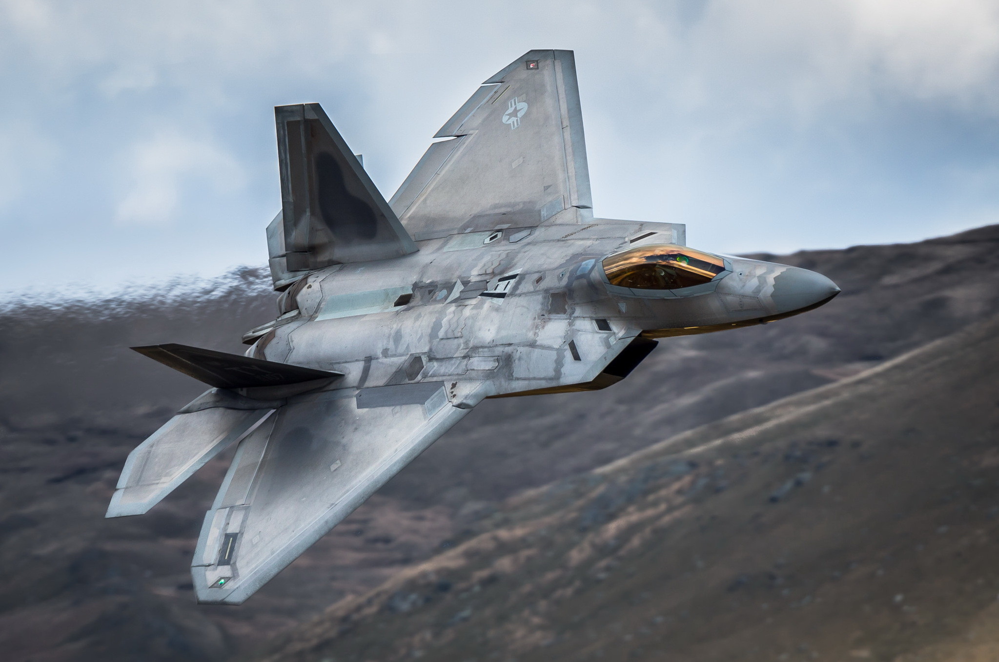 Πλάνα που «κόβουν» την ανάσα από το πιλοτήριο ενός stealth μαχητικού αεροσκάφους F-22 Raptor (βίντεο)