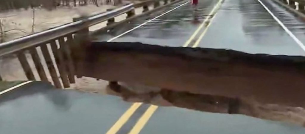 Βόρεια Καρολίνα: Γέφυρα υποχώρησε σε ζωντανή μετάδοση δίπλα σε δημοσιογράφο (βίντεο)