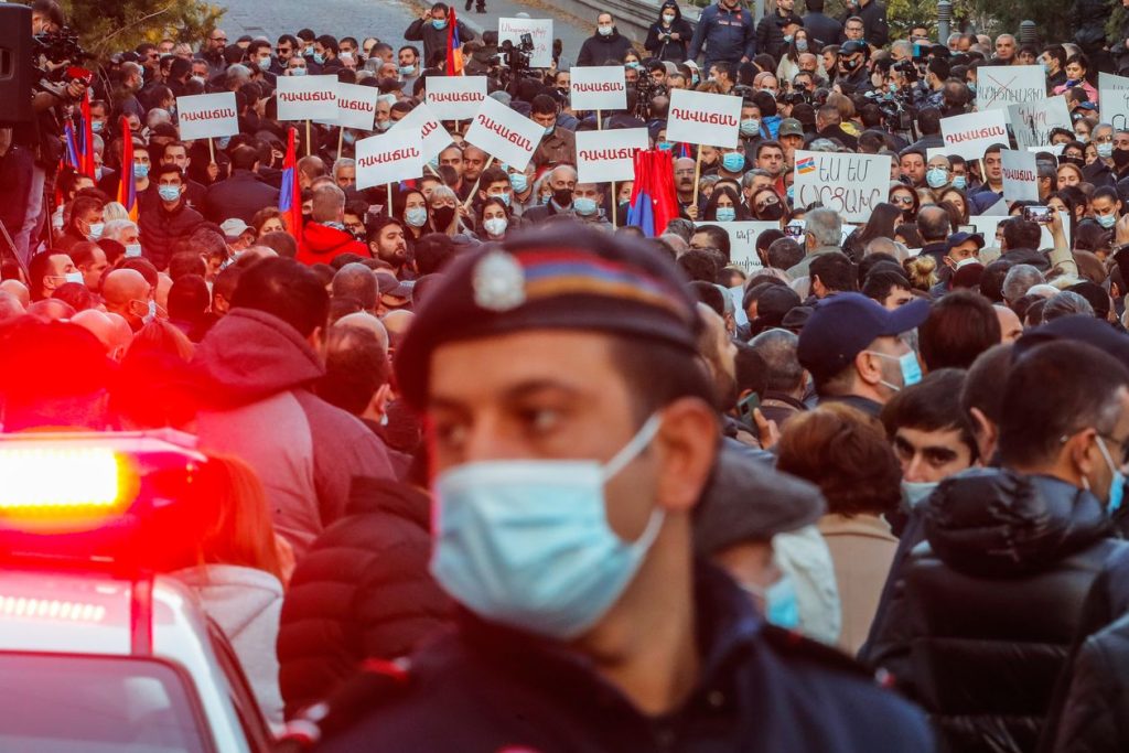 Χάος στην Αρμενία: Χιλιάδες Αρμένιοι ζητούν την παραίτηση του πρωθυπουργού Ν.Πασινιάν – «Είσαι προδότης»