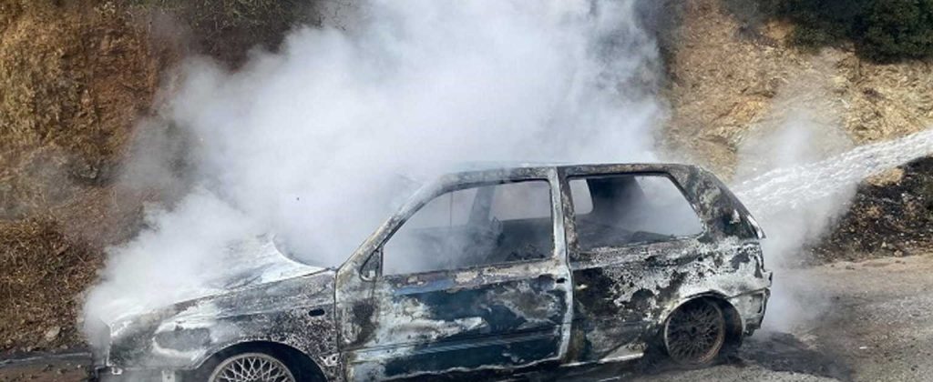 Λακωνία: Αυτοκίνητο πήρε φωτιά εν κινήσει (φωτό)