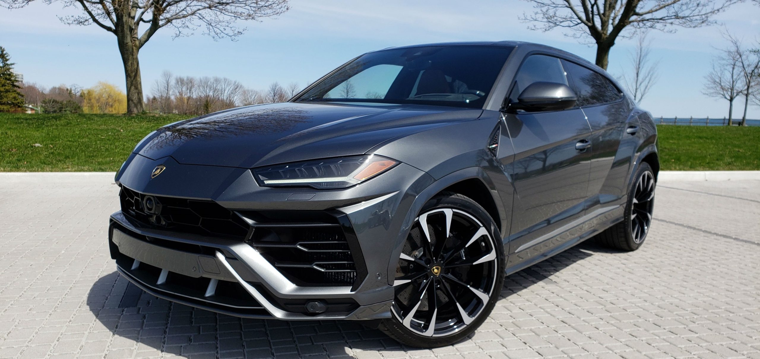 Ελβετία: Γιος εκατομμυριούχου πλένει τις ρόδες της Lamborghini του με… σαμπάνια (βίντεο)