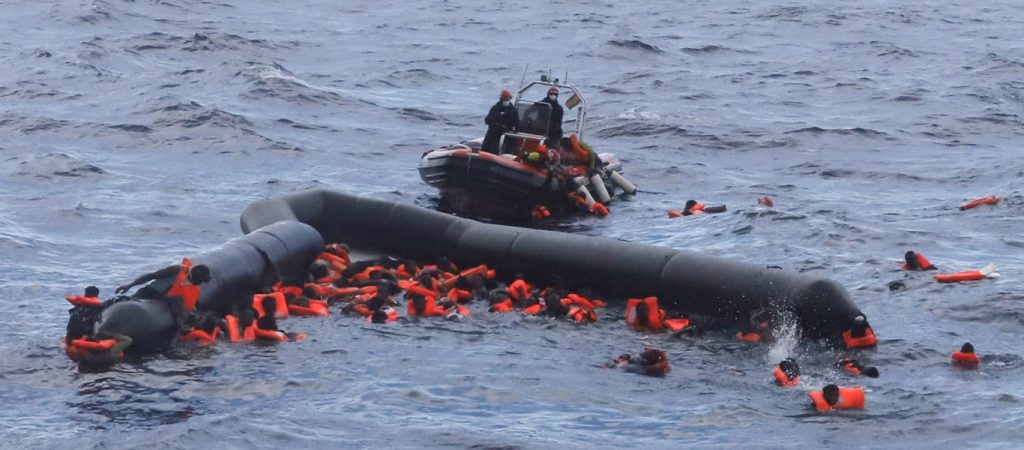 Λαμπεντούζα: 70 επιβαίνοντες σε πλεούμενο κινδυνεύουν με πνιγμό