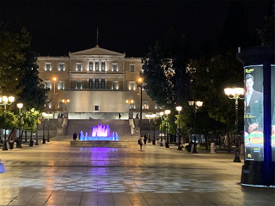 Εικόνες «πολύ μακρινών» εποχών στην άδεια Αθήνα της νυχτερινής απαγόρευσης κυκλοφορίας (φώτο)