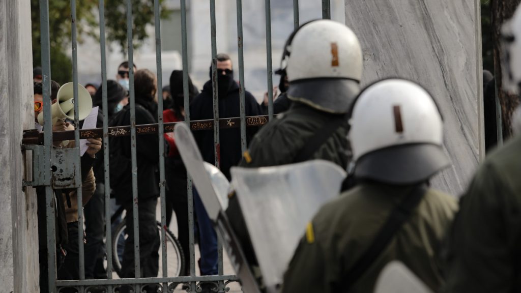 Μετά από 47 χρόνια μπήκαν στο Πολυτεχνείο δυνάμεις ασφαλείας για… πανό κατά των απαγορεύσεων του κορωνοϊού!
