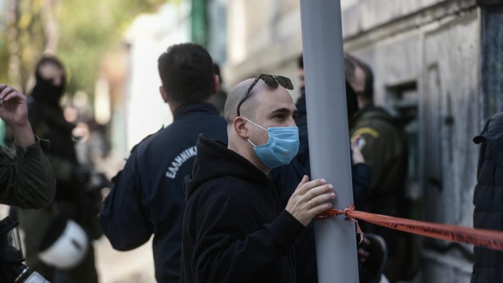 Κ.Μπογδάνος: Βρέθηκε έξω από το Πολυτεχνείο την ώρα της επιχείρησης των δυνάμεων ασφαλείας (φώτο)