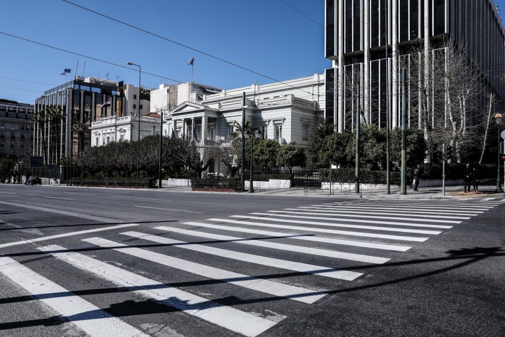 Τα επόμενα μέτρα που θα πάρει η κυβέρνηση: Καθολική απαγόρευση κυκλοφορίας και κλείσιμο δημοτικών σχολείων