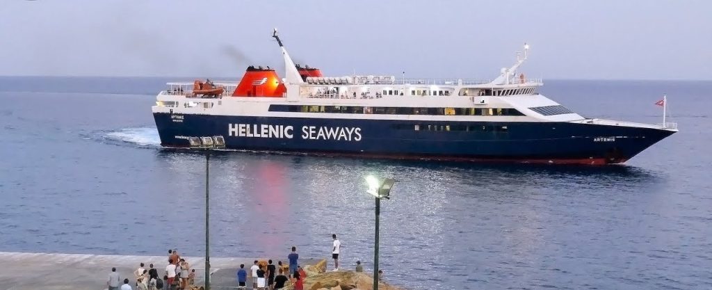 Σίκινος: Πλοίο έδεσε στο λιμάνι του νησιού μέσα σε 3 λεπτά και έγινε viral (βίντεο)