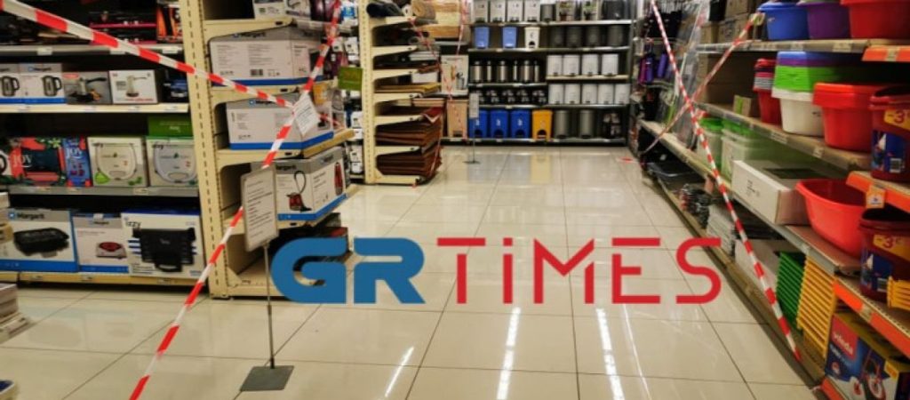 Σούπερ μάρκετ: Έβαλαν απαγορευτικές κορδέλες στους διαδρόμους – Τα προϊόντα που δεν πωλούνται πλέον (φώτο)