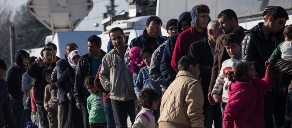 Τους έδειραν μετανάστες επειδή τους είπαν να περιμένουν στην ουρά…