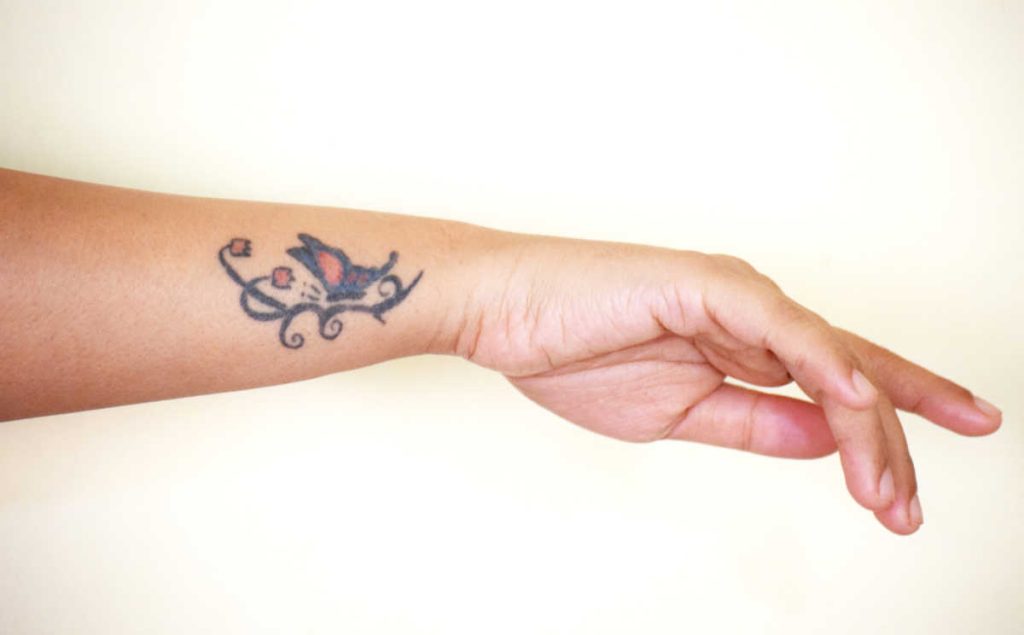 Είπε στον αρραβωνιαστικό της πως… θέλει να κάνει τατουάζ το όνομα του νεκρού πρώην της – Πως αντέδρασε