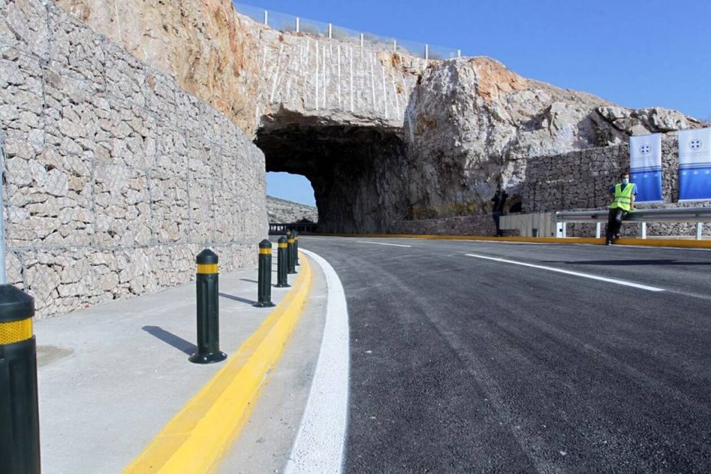 Στην κυκλοφορία και πάλι οι «Τρύπες του Καραμανλή» (φωτό)