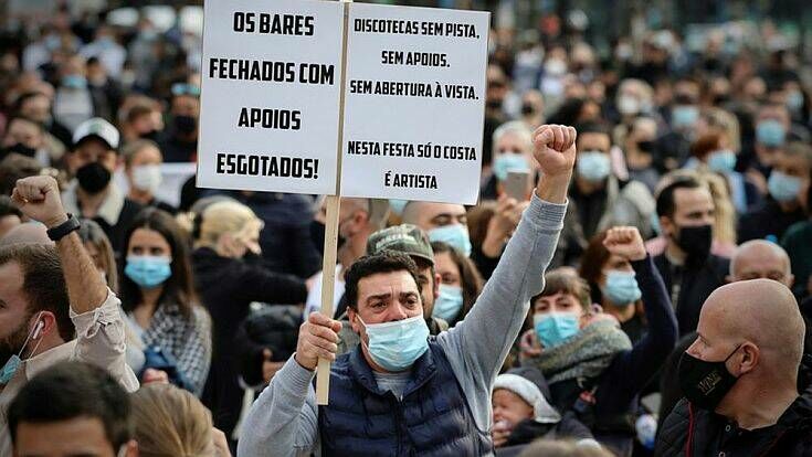 Πολυπληθής συγκέντρωση κατά του lockdown και στην Πορτογαλία – Διαμαρτύρονται για τον «θάνατο» της εστίασης
