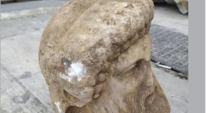 Εντοπίστηκε κεφαλή αγάλματος κατά τη διάρκεια έργων στην Αιόλου (φώτο)