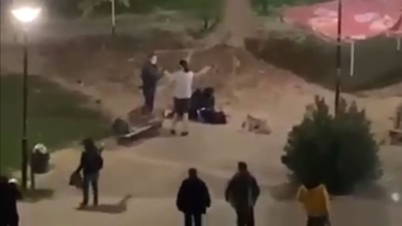 Καρδίτσα: Δυνάμεις ασφαλείας πέταξαν κάτω 15χρονη και της έβαλαν χειροπέδες γιατί… απλά κάθονταν σε πλατεία (βίντεο)
