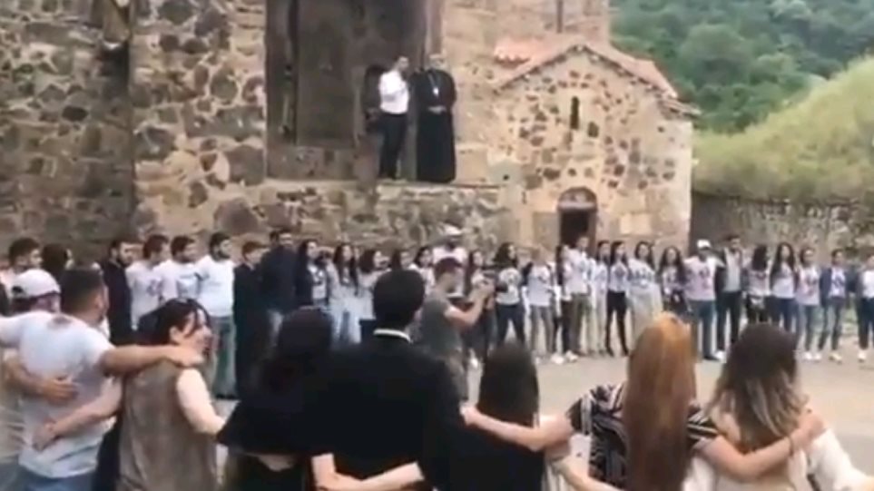 Εθνοκάθαρση στο Ναγκόρνο-Καραμπάχ: Αρμένιοι αποχαιρετούν τις εκκλησίες τους (βίντεο)